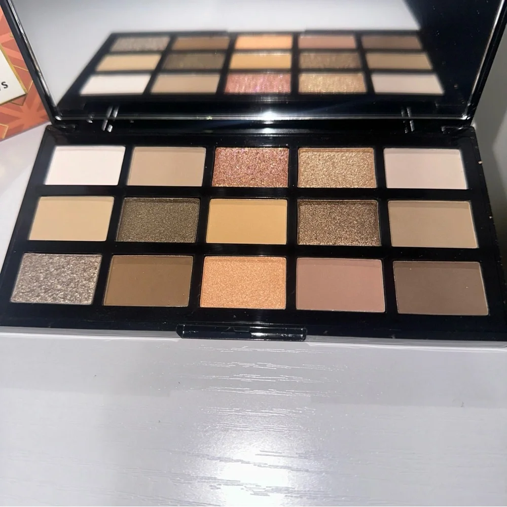 Laura Geller Neutral Eyeshadow Palette — Cream, Gold, Brown, Tan, Taupe Shades - Picture 4 of 5